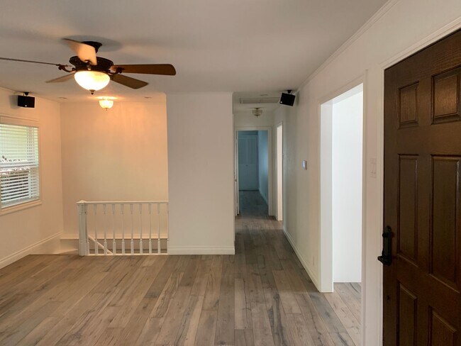 Building Photo - Charming 3+1 Canyon Country Cutie Nestled in the Hills!