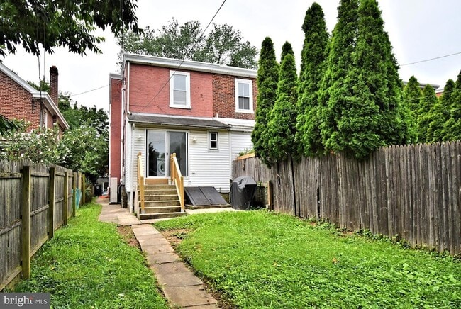 Building Photo - 242 E 8th Ave