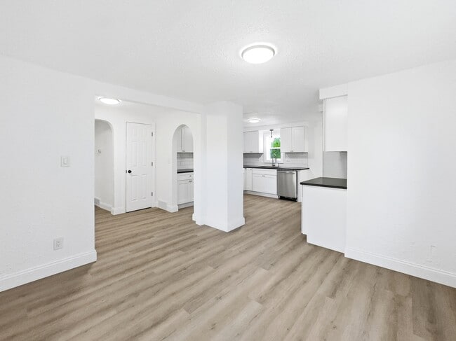 Building Photo - 2124 Bernice Ave