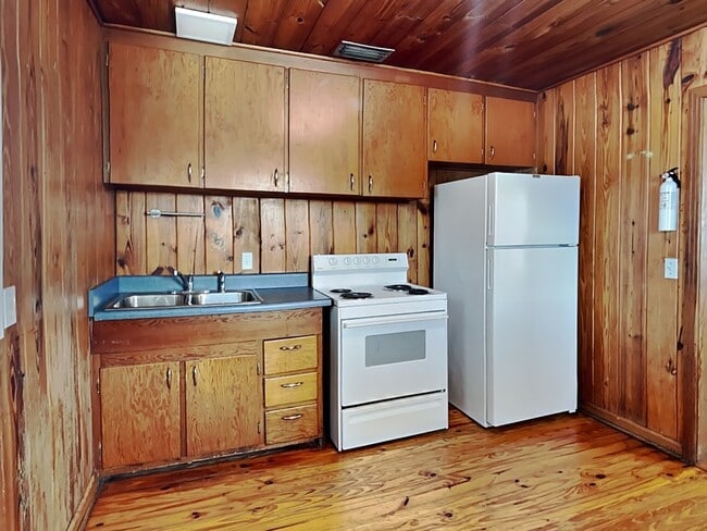 Building Photo - 1740 N Shore Terrace