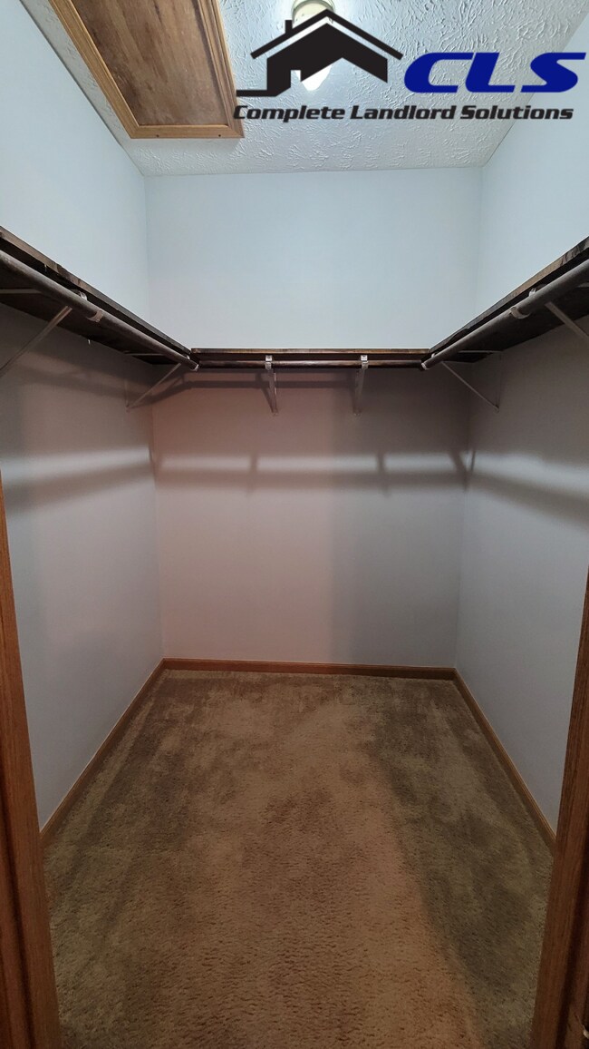 Building Photo - 554 College Ave