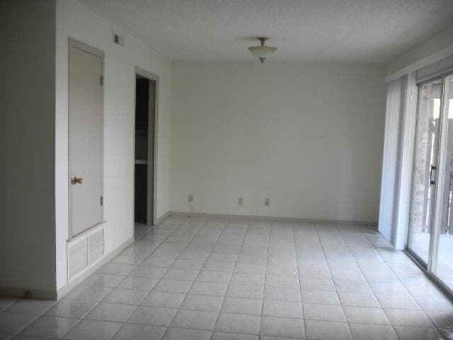 Building Photo - 100 Royal Way Dr