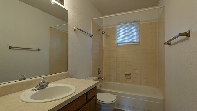 Building Photo - 2 Bed Townhome Available Now!