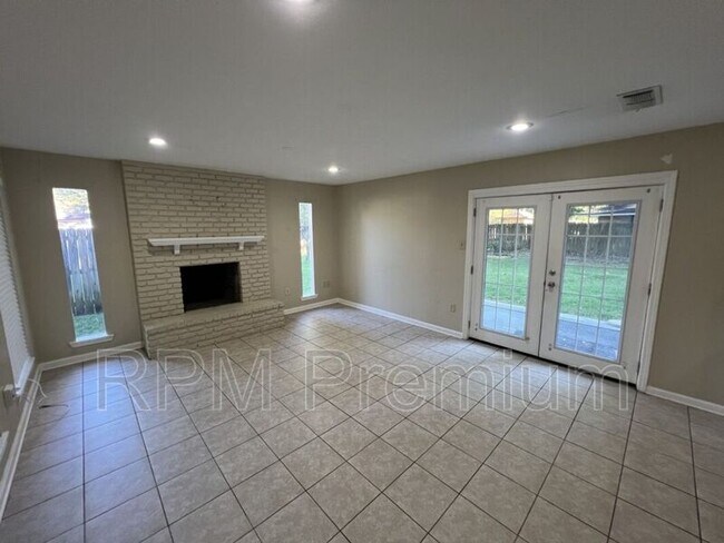 Building Photo - 3280 Crestaire Dr