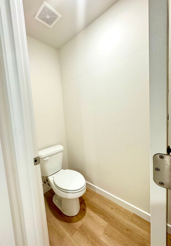 Building Photo - 5382 Selah St