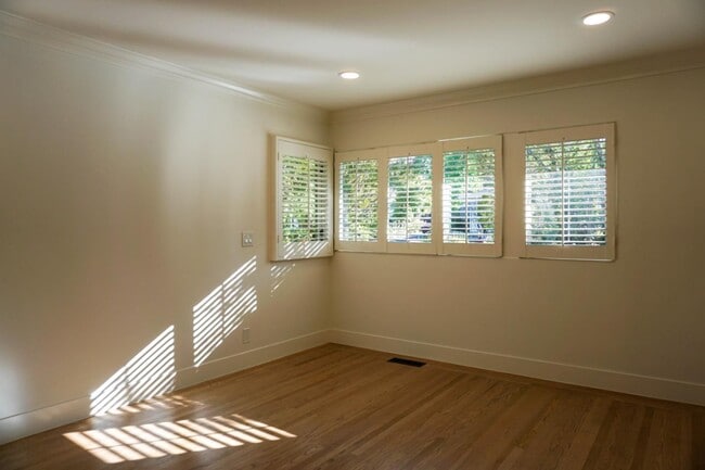 Building Photo - 30 Genevra Rd