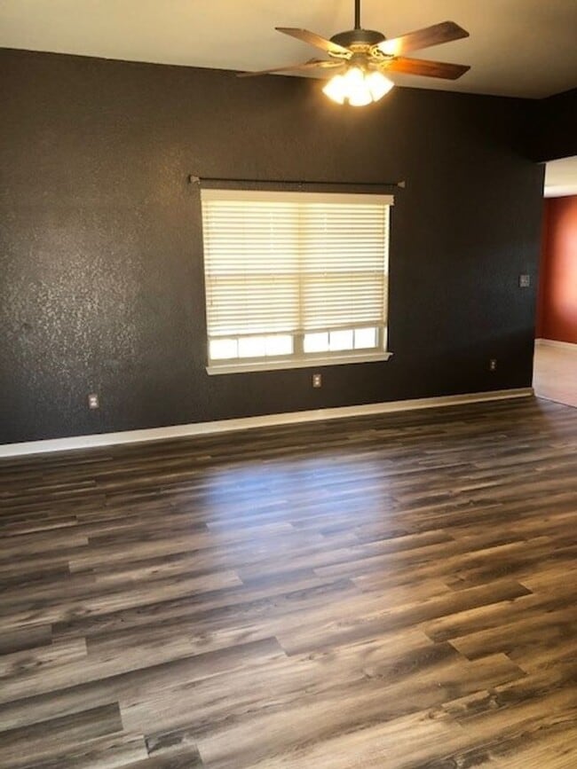 Building Photo - Family Home in LHSD