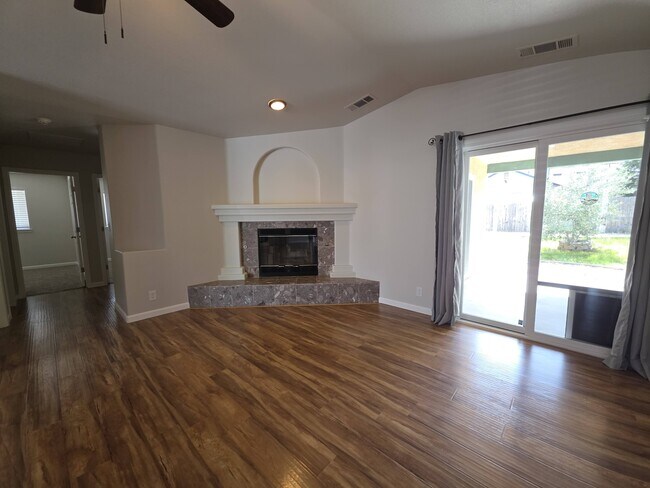 Building Photo - 3179 Sunglow Dr