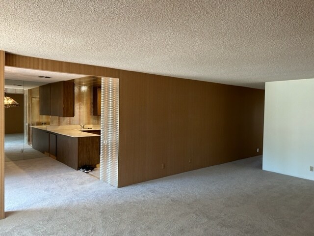 Spacious living room - 2604 N Whitewater Club Dr