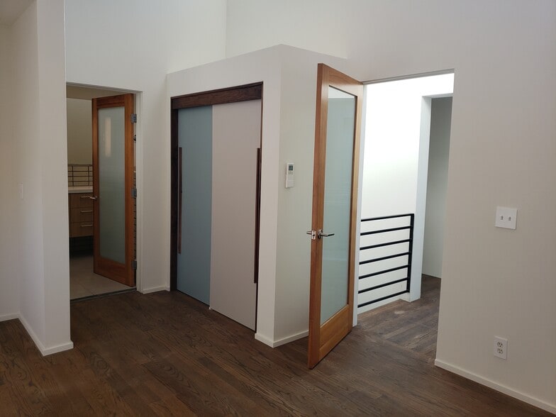 Building Photo - 424 S Venice Blvd