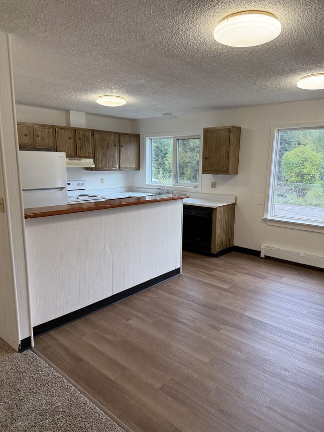 Building Photo - 100 B St