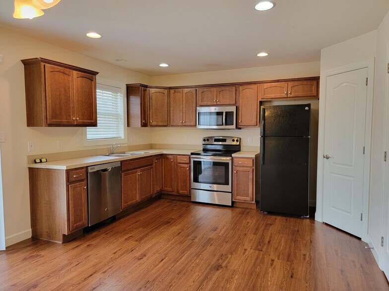 Building Photo - 5231 Summerfield Dr