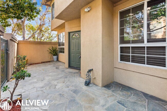 Building Photo - Gorgeous 2 Bed, 2.5 Bath End-Unit Home Available NOW in Aliso Viejo!