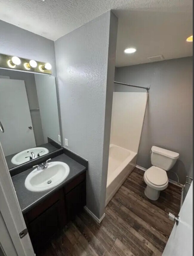 Building Photo - 3 bedroom/2 bath condo unit