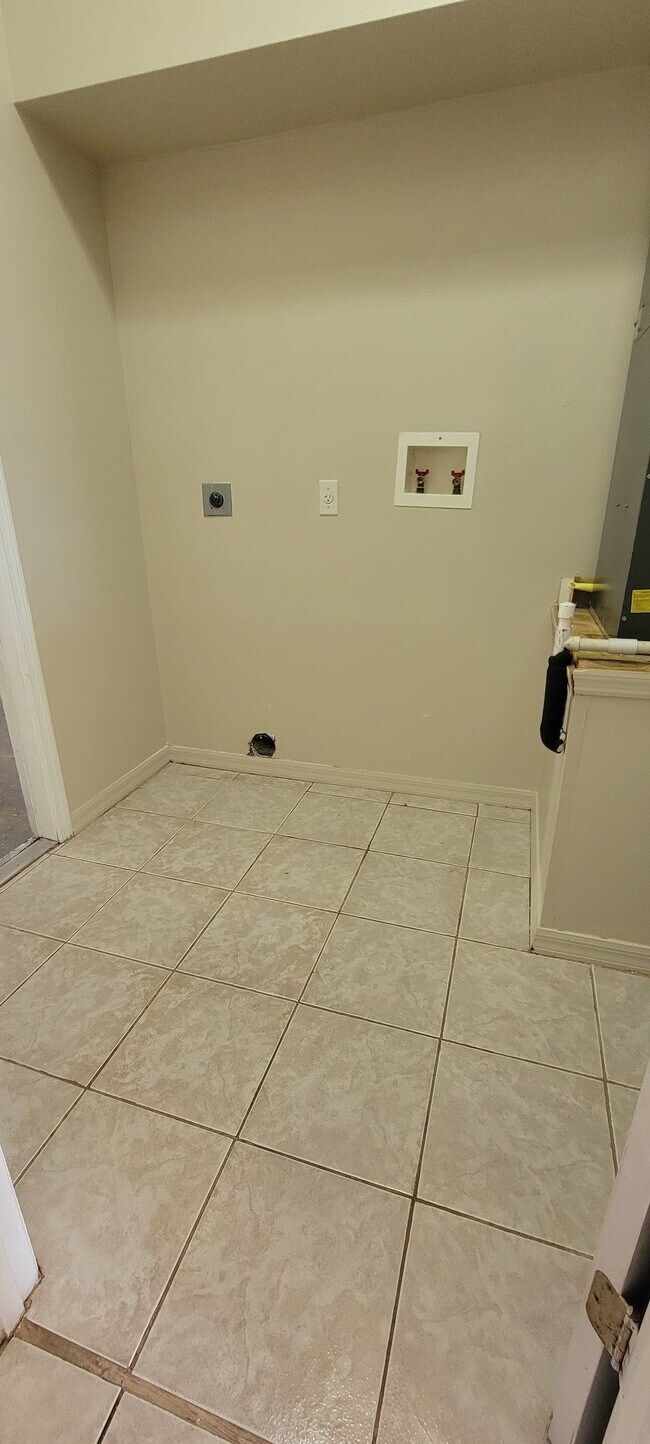 Building Photo - 2519 Tansboro Dr