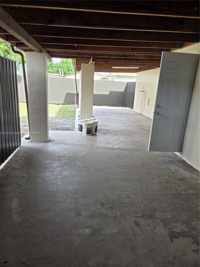 Building Photo - 310 SW 69th Ave