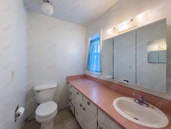 Building Photo - Large 4 bedroom, 2.5 bath downtown home