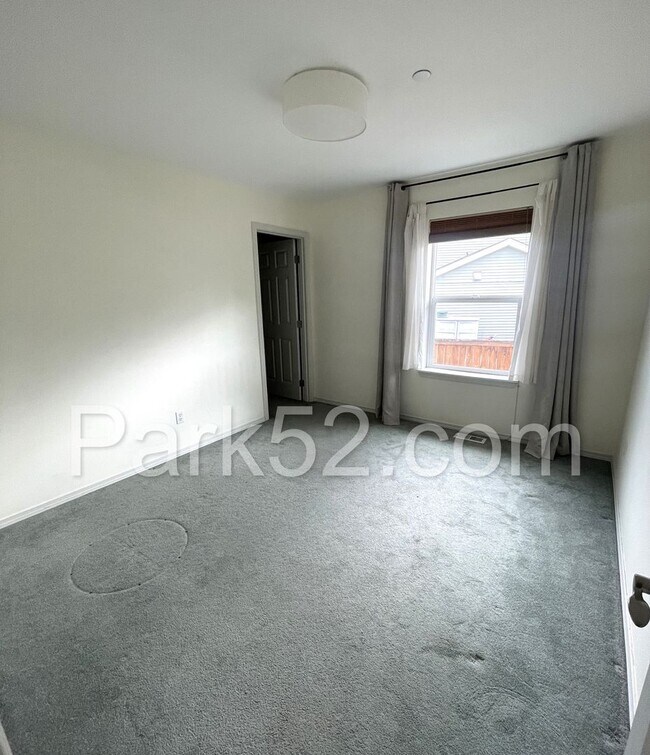 Building Photo - Spacious 4 Bedroom Home in DuPont