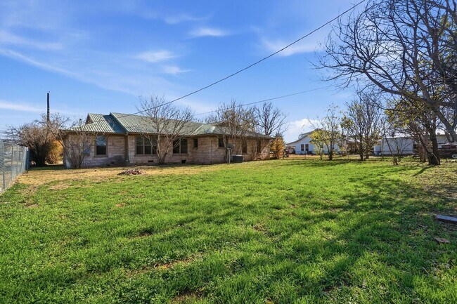 Building Photo - 134 Meander St