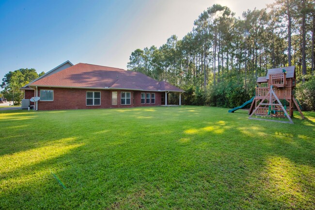 Building Photo - Stunning Craftsman Home by the Golf Course