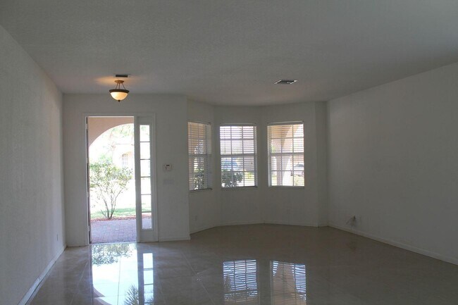 Building Photo - 1804 SW Jamesport Dr