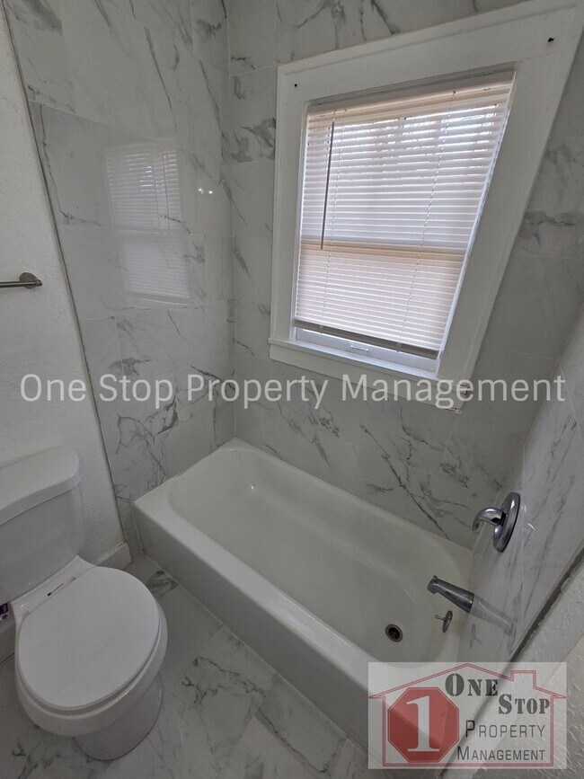 Building Photo - Beautiful 4 Bedroom 2 Bathroom in Kansas City!