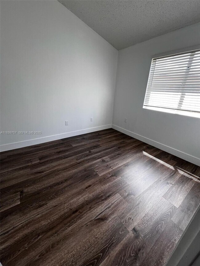 Building Photo - 6215 SW Kendale Lakes Cir