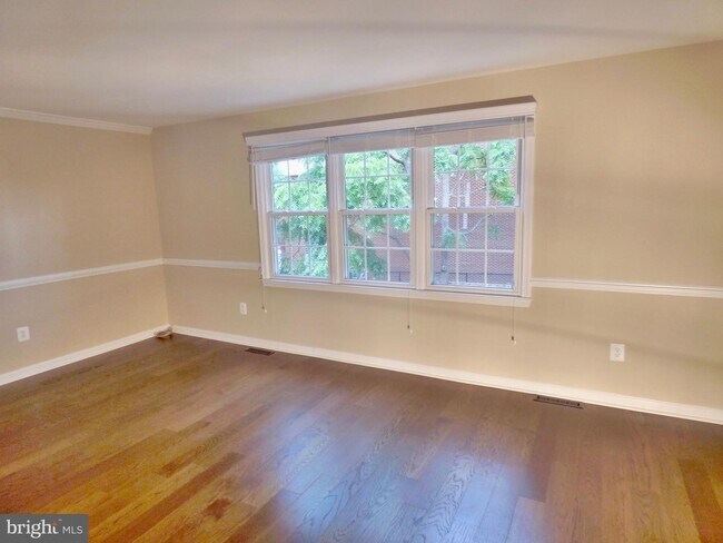 Building Photo - 416 Center St S