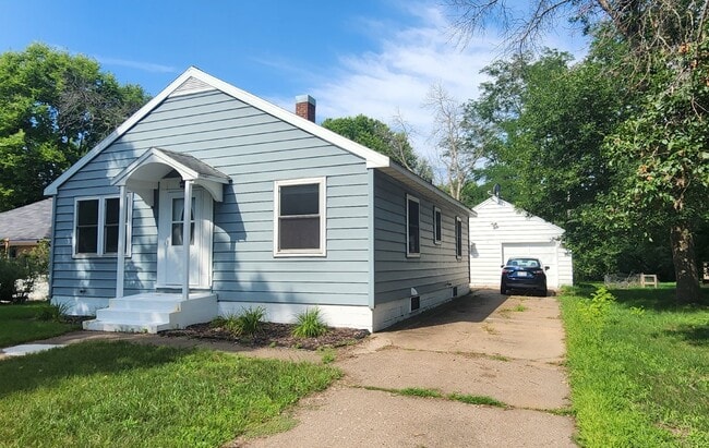 Building Photo - 3 Bedroom, 2 Bathroom House - Available May 1st with early move-in possible!