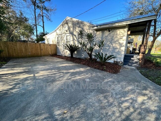 Building Photo - 4550 Crescent St