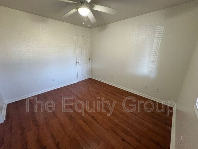 Building Photo - 905 S Laguna St