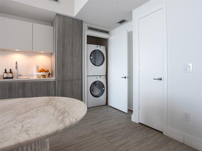 Building Photo - 2900 NE 7th Ave