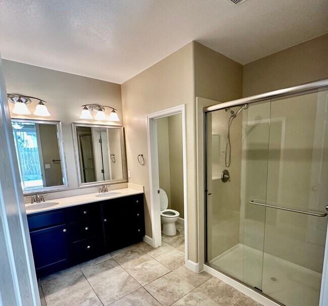 Building Photo - 2487 N Mountainside Dr
