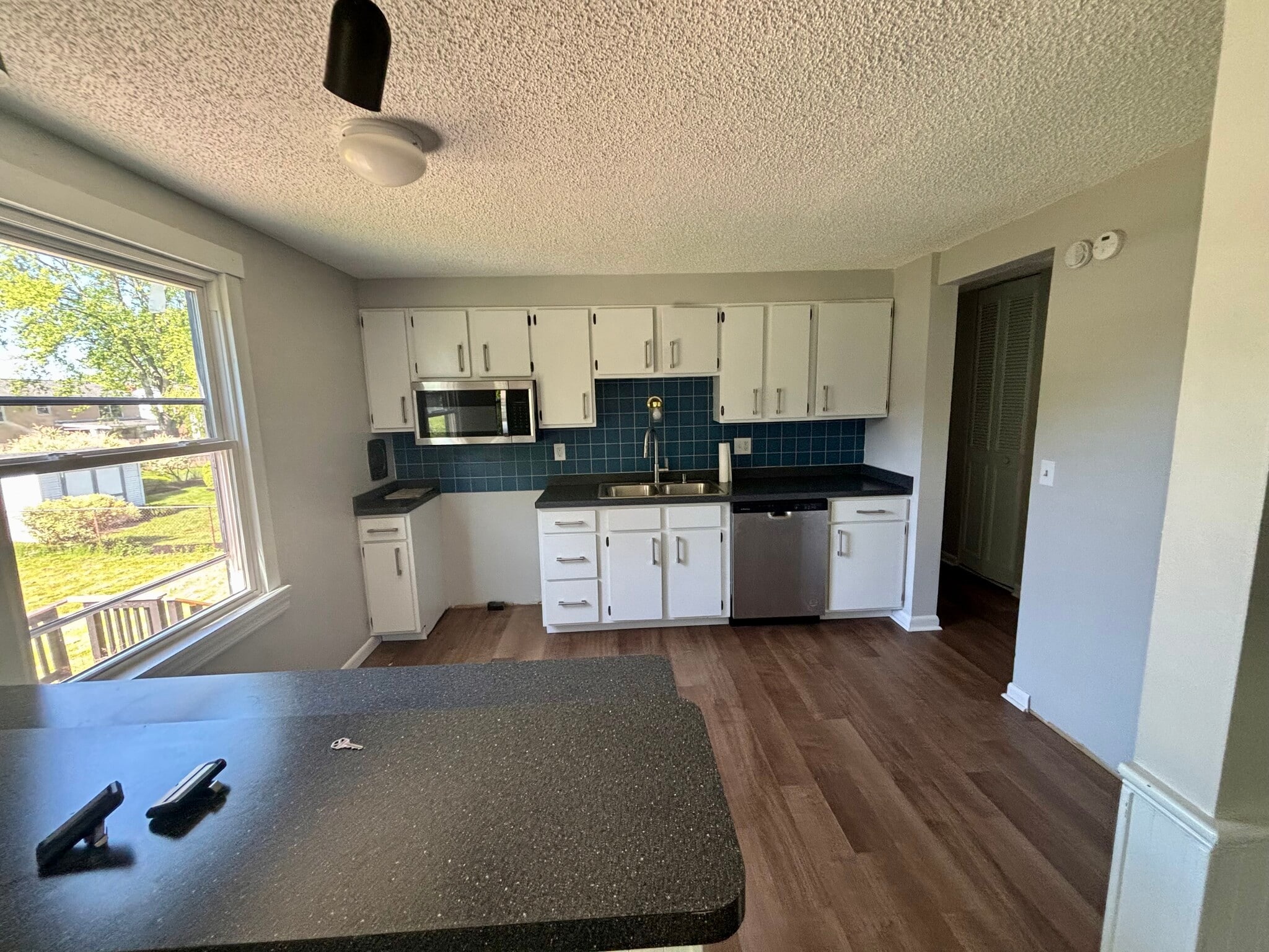 Building Photo - 6962 Northview Dr