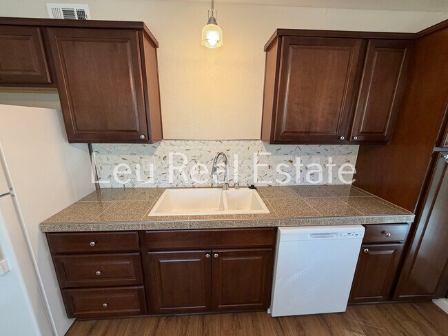 Building Photo - 1028 Bridgeview Dr