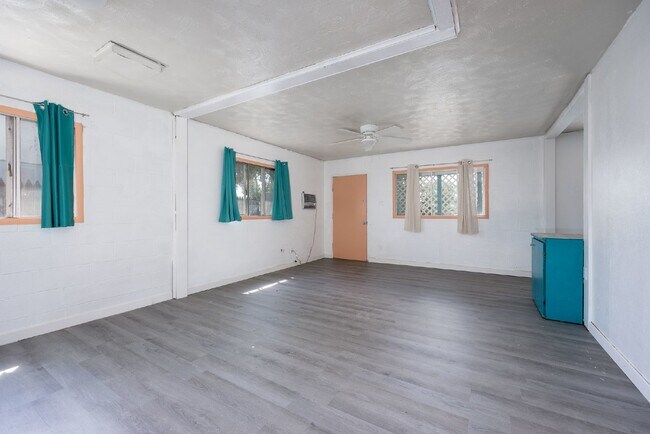 Building Photo - Charming 2-Bedroom Home in Aztec, NM - Per...