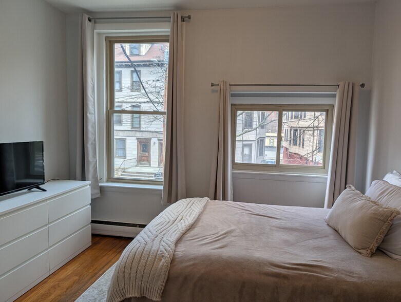 Building Photo - 15 University Rd