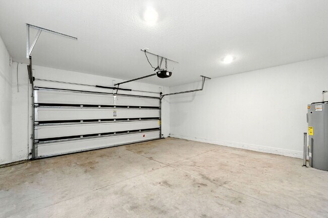 Building Photo - 4 Bed / 2.5 Bath Home – Available Septembe...