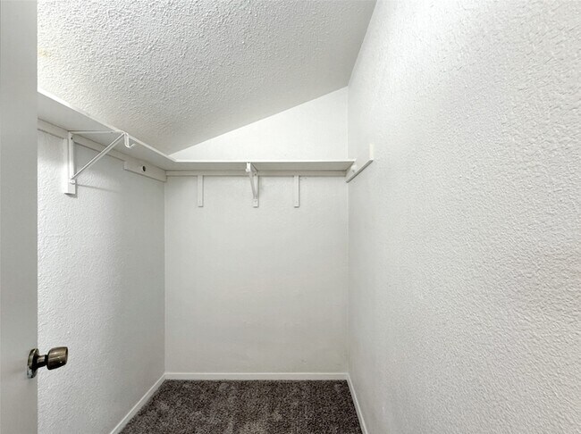 Building Photo - 405 Peninsula Dr
