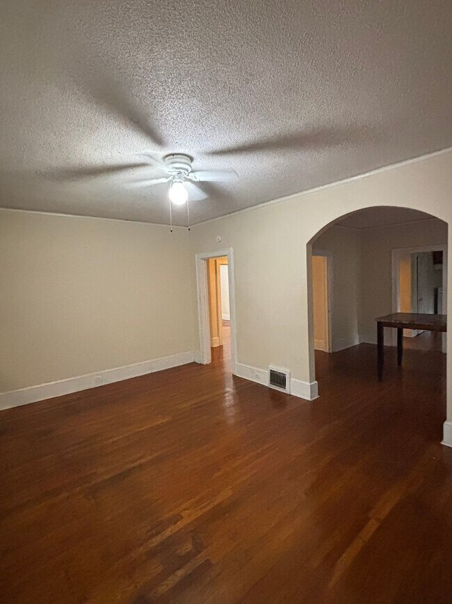 Building Photo - 3 Bed 2 Bath near 5 points