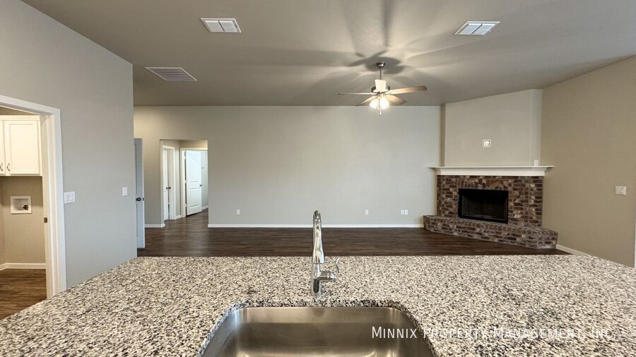 Building Photo - 2006 Kenwood Ave