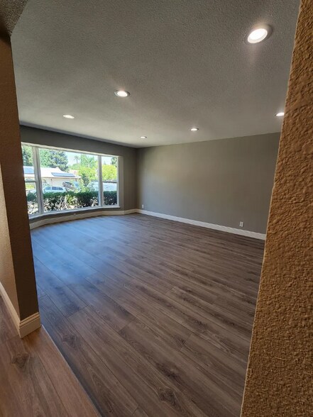 Building Photo - 440 Willamette Dr