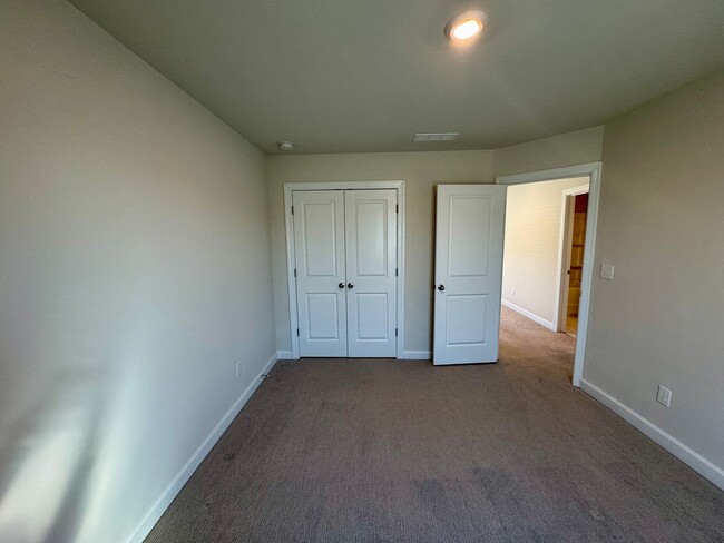 Building Photo - Cozy, 3BR/2.5BA Home in Amberley