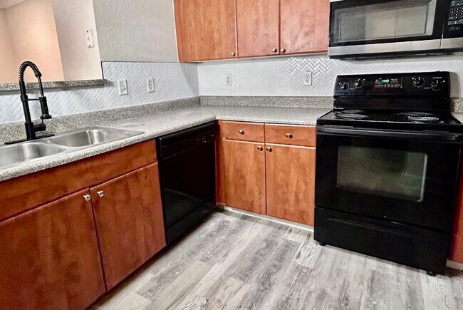 Building Photo - 202 E South St