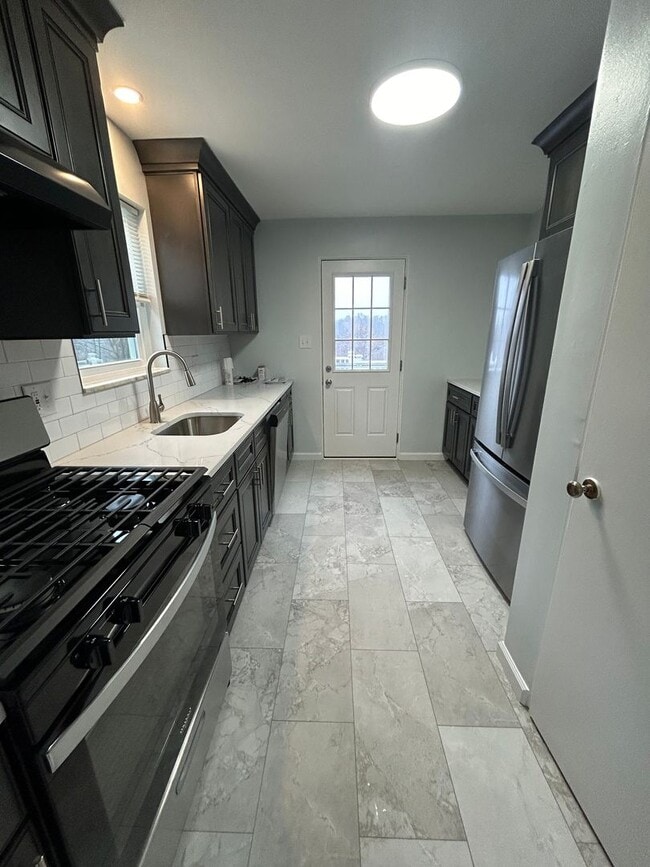 Building Photo - 506 Crescent Boulevard Extension