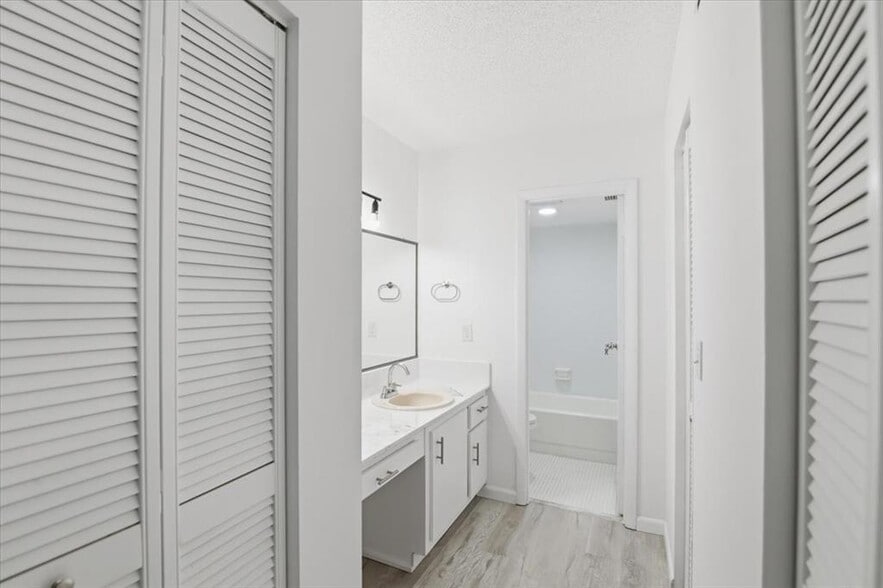 Building Photo - 6101 N Falls Circle Dr