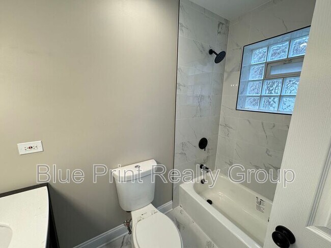 Building Photo - 5438 S Indiana Ave