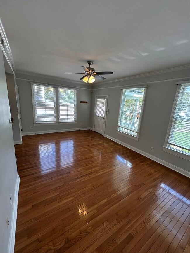 Building Photo - Charming 3 Bedroom/2 Bathroom with off str...