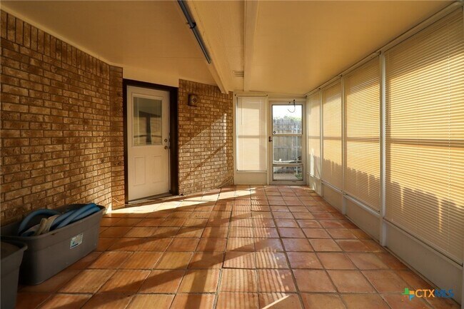 Building Photo - 608 Totem Trail