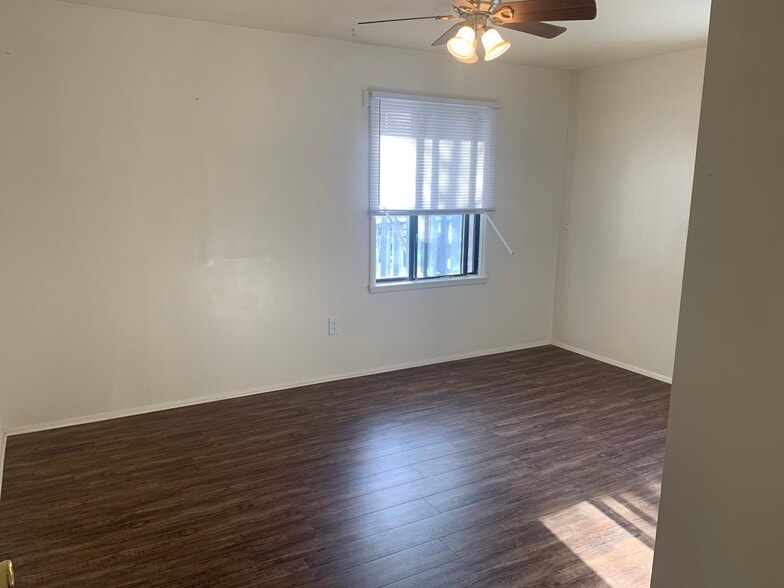 Building Photo - 680 Lincoln Dr